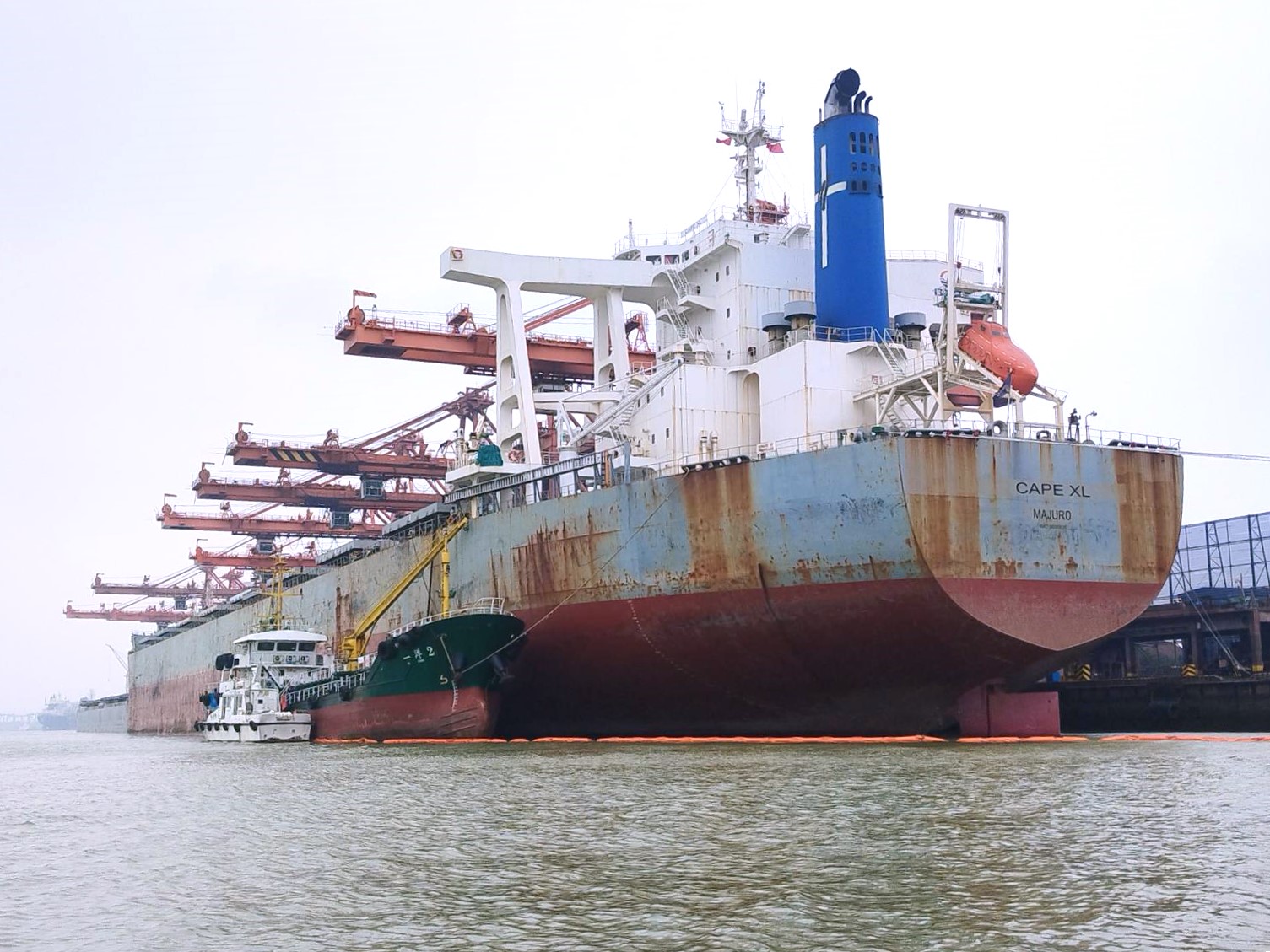 Biofuel dikirim ke MV. Tanjung XL di sebuah pelabuhan di Guangzhou, Cina