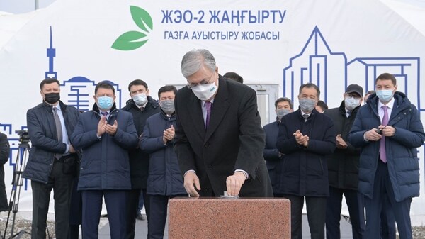 Presiden Kazakhstan Tokayev menempatkan kapsul peringatan selama upacara peluncuran peningkatan Almaty CHP Plant 2.