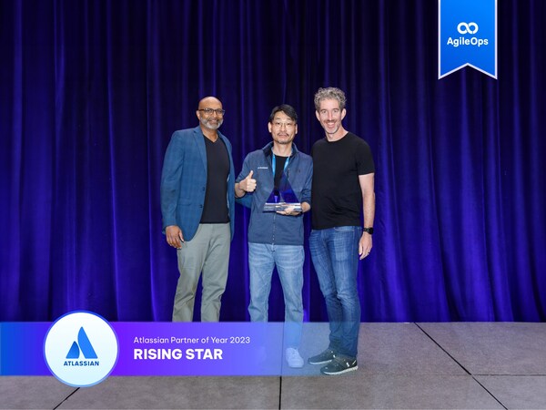 Atas nama AgileOps, Jason Ryu - Regional Lead menerima penghargaan dari co-founder Scott Farquhar dan Ko Mistry, Head of Global Channels.