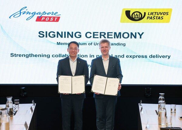 Dari kiri ke kanan: CEO Internasional SingPost Li Yu dan CEO Lithuania Post Rolandas Zukas menandatangani MOU untuk memperkuat kolaborasi dalam pengiriman pos dan ekspres.
